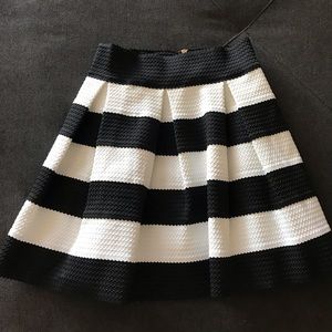 New Black and white skirt